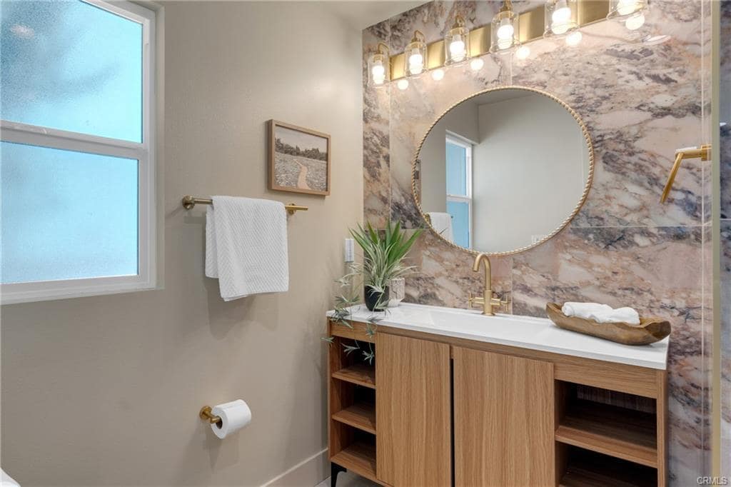 Ensuite bathroom - 1123 E Ocean Blvd