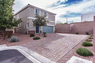 Building Photo - Beautiful 4 Bedroom