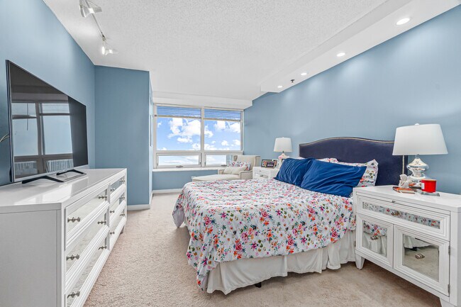 Building Photo - 512 N McClurg Ct