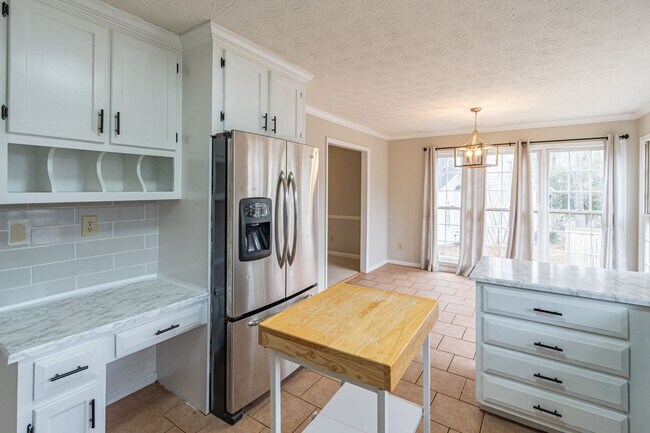 Building Photo - Welcome to this stunning 4-bedroom, 3-bathroom home located in the vibrant neighborhood of Kriste...