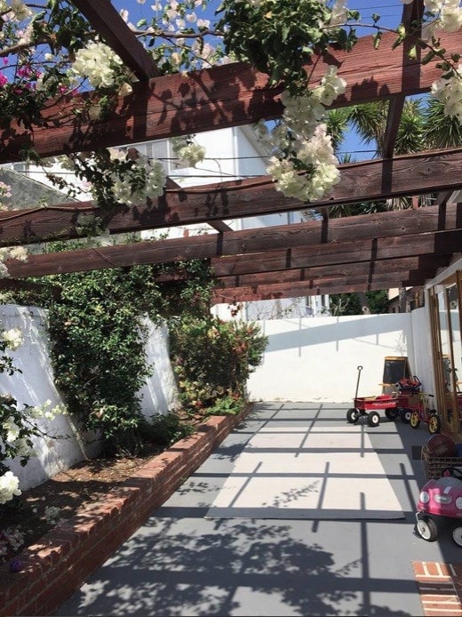 Side courtyard - 615 Pico Pl S