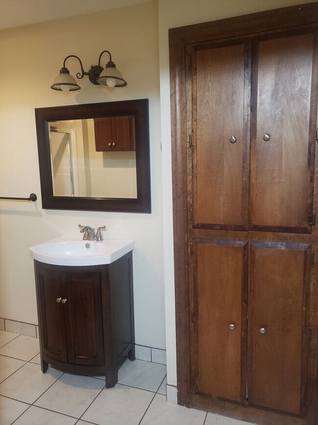 Building Photo - Large Unique House in Milwaukie with Big Fenced Yard