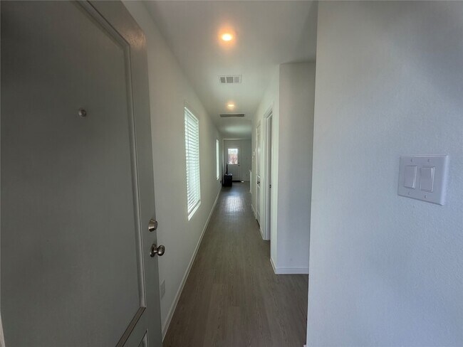 Building Photo - 930 Pertuso Ln