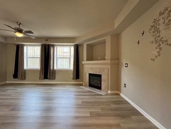 Building Photo - Distinctive 3-Story Tigard Townhouse with Stainless Steel Kitchen, Vaulted Ceilings & Attached 2-...