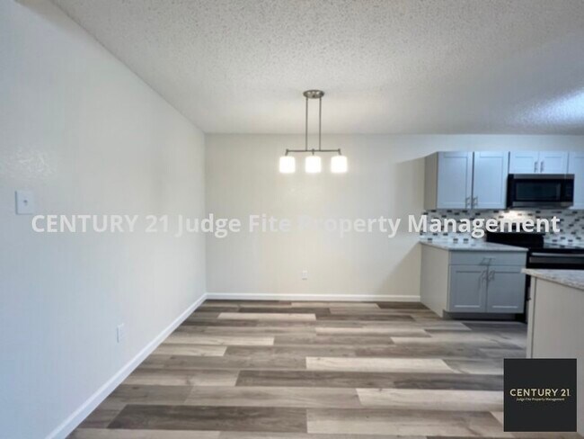 Building Photo - Fully Renovated 2/2/1 Duplex For Rent!