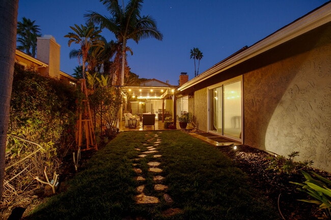 Building Photo - 3000 Azahar St