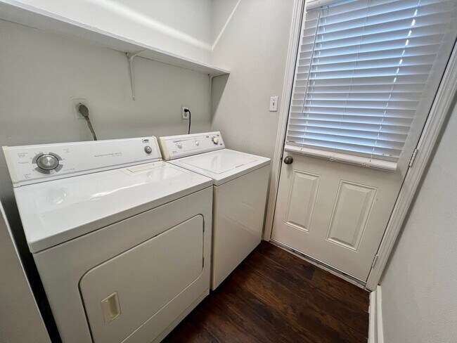 Building Photo - **MOVE IN SPECIAL!** MUST SEE! Spacious 2 Bedroom 2 Bath Unit!