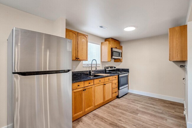 Building Photo - 817 W Heather Ln