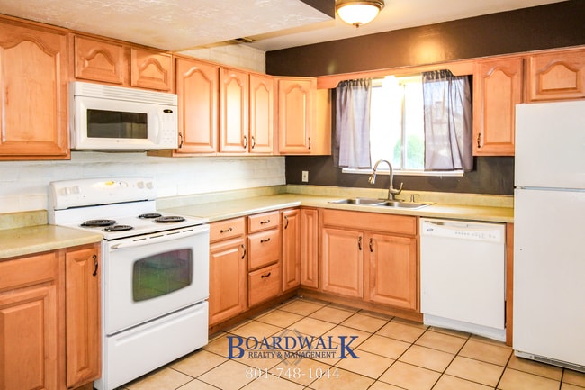 Building Photo - Spacious Sandy Home