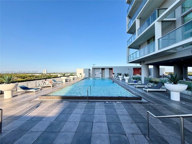 Building Photo - 2000 Metropica Wy