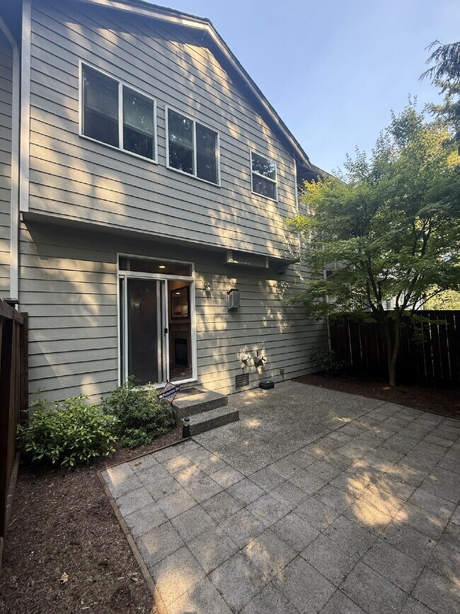 Building Photo - 2 Bedroom 3 bath Townhome Available for Im...