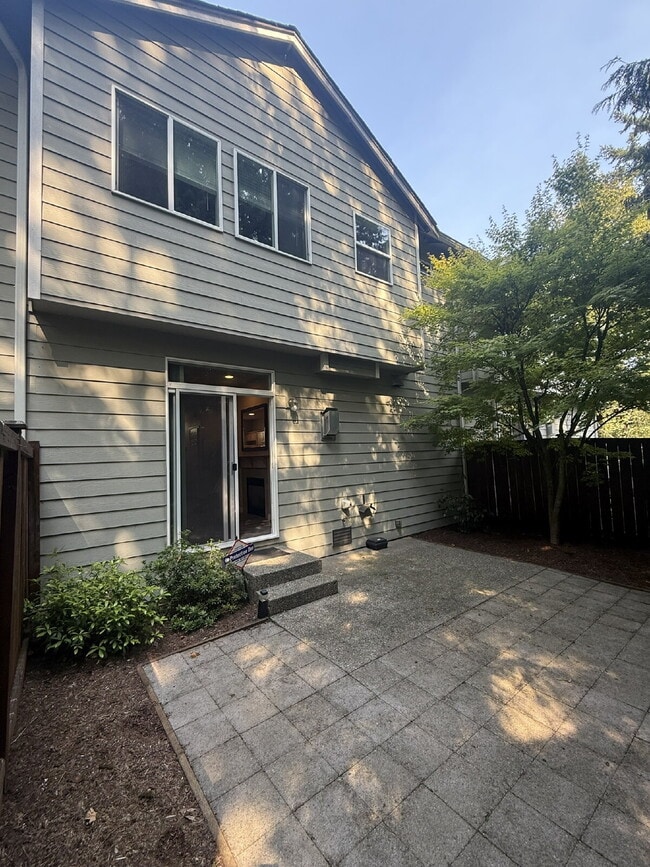 Building Photo - Gorgeous 2 Bedroom 3 bath Townhome Availab...
