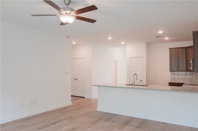 Building Photo - 5689 Fox Blf Dr