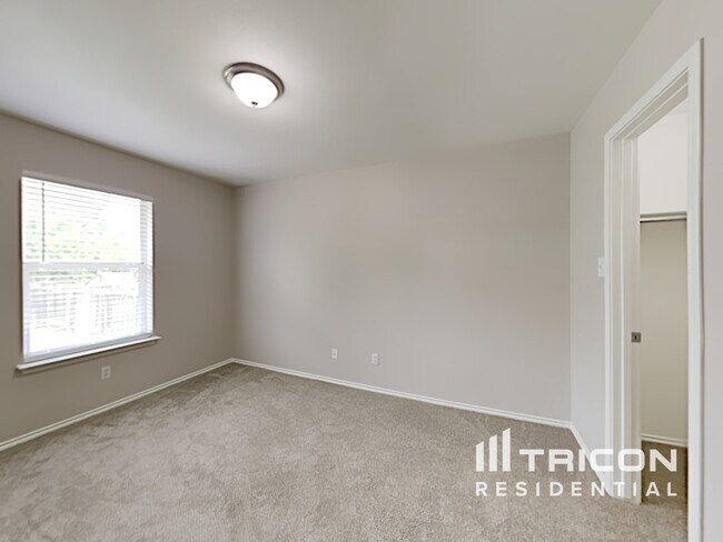 Building Photo - 10607 Shaencrest