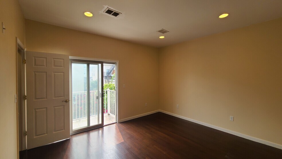 Building Photo - 43 Ravine Ave