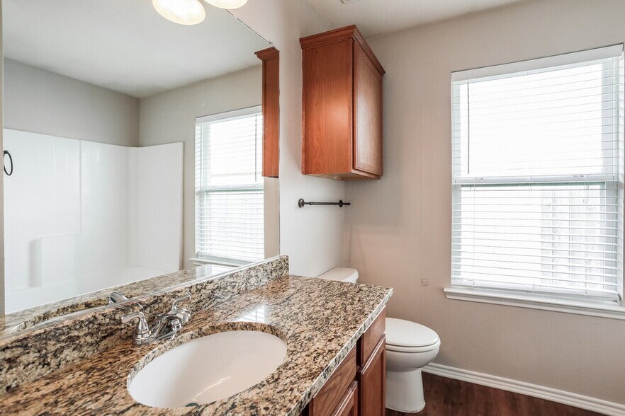 Building Photo - 4020 Tarpon Springs Dr
