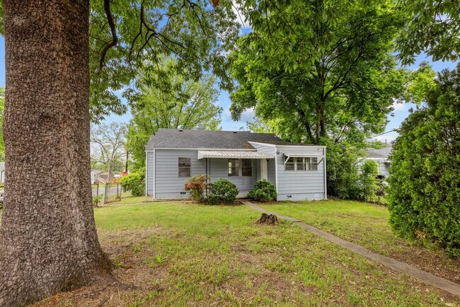Building Photo - Newly Renovated 3 Bedroom 2 Bath Home Avai...