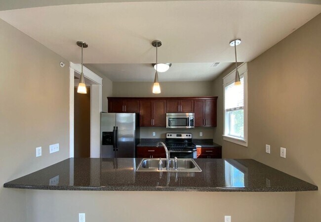 Building Photo - 421 E Hillside Dr