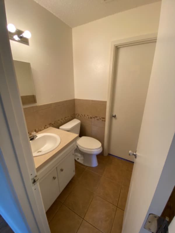 Building Photo - 1110 S Cedar St