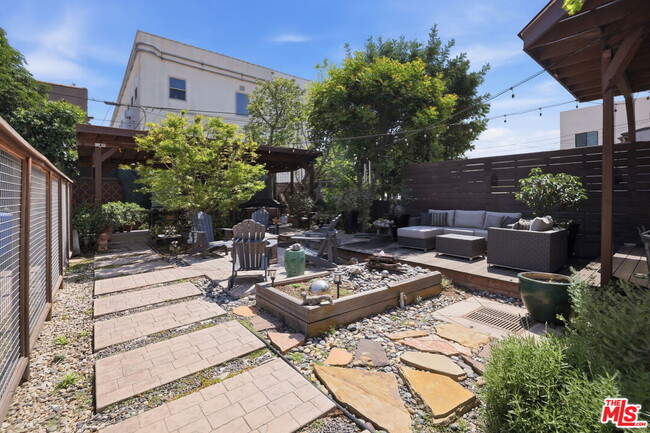 Building Photo - 340 N La Fayette Park Pl