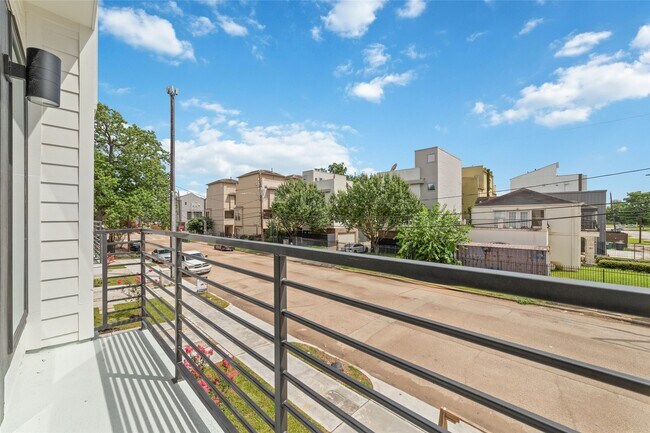 Building Photo - 2107 Holman St