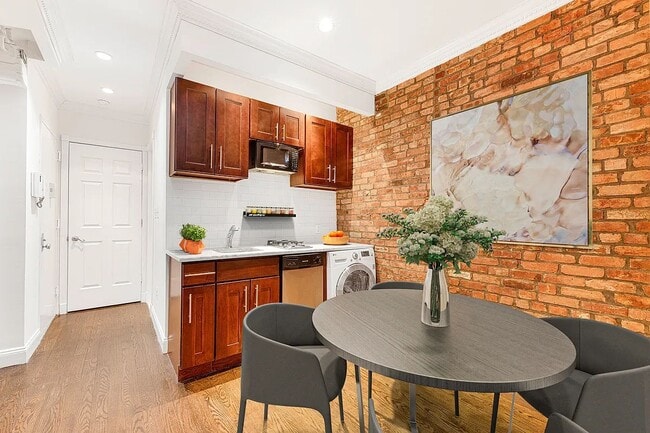 Building Photo - 610 East 9th Street