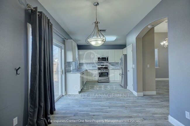 Building Photo - 4 Bedroom, 2 bathroom, 2 car garage