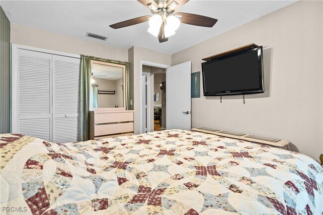 Building Photo - 15140 Riverbend Blvd