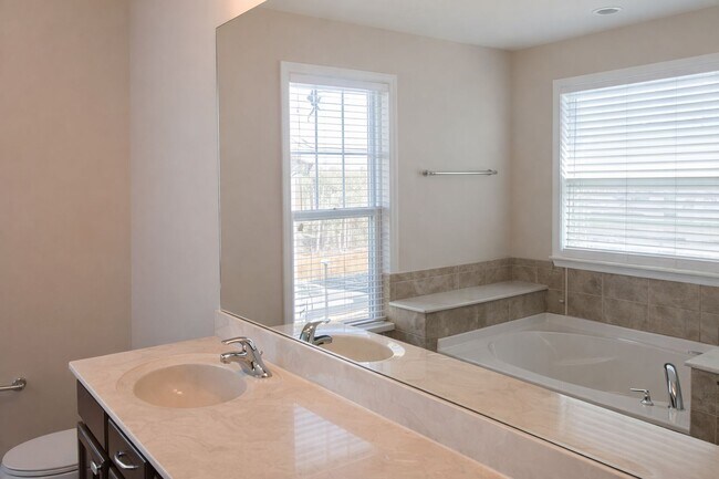 Building Photo - 131 Sand Spur Dr
