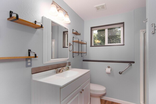 Building Photo - Updated 3 Bed 2 Bath Home With Brand New 2...