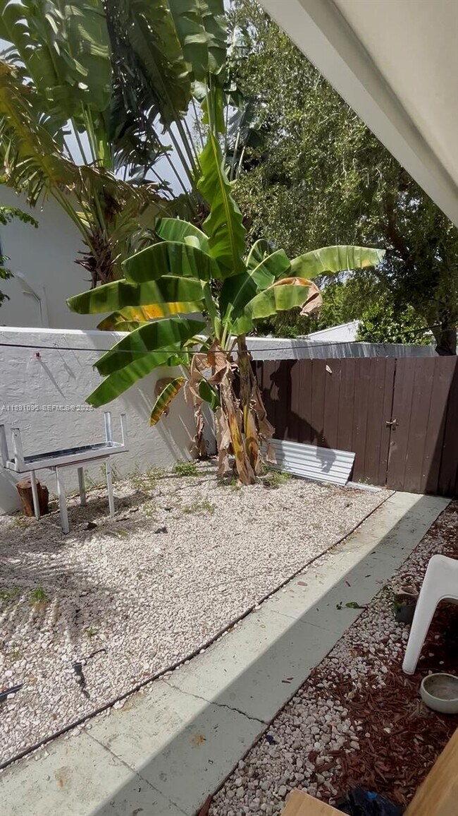 Building Photo - 571 NE 67th St