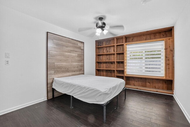 Building Photo - 7813 Kenway Pl W