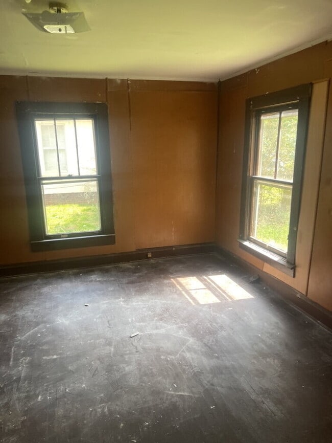 Building Photo - "Charming 2-Bedroom Retreat in Laurens - Perfect Comfort Awaits!"