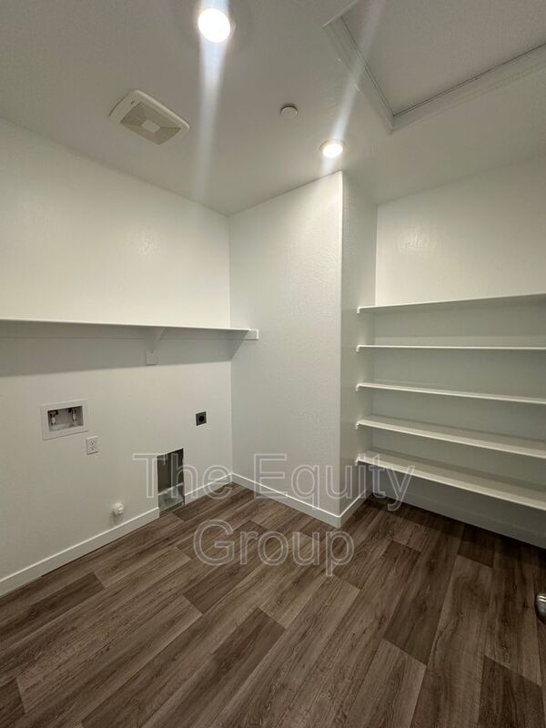 Building Photo - 2502 Cambridge Ct