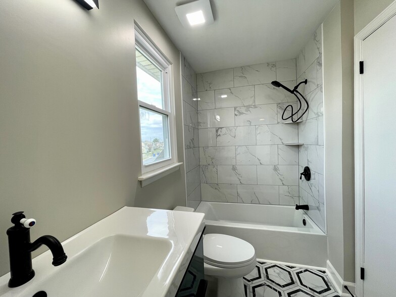 Upstairs Bath - 111 Heidi Ln