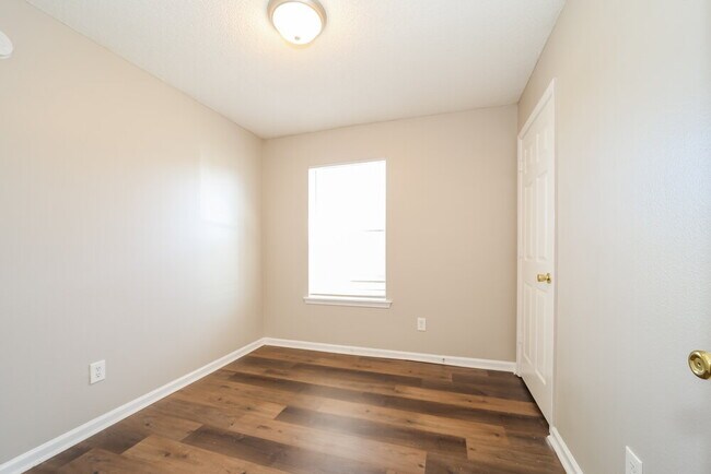 Building Photo - 1557 E 30th St