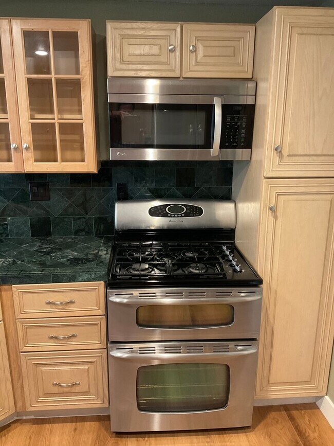 Building Photo - FOR LEASE 3 BEDROOM 2.5 BATH 2 Story Condo...