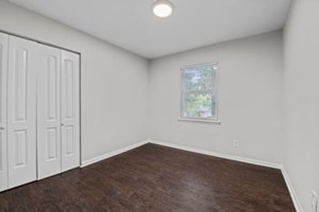 Building Photo - 3 Bedroom 1.5 Bath Single Family Home