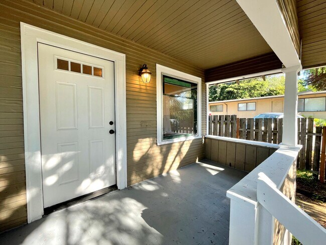 Building Photo - Charming 1920s Bungalow in Montavilla, Washer and Dryer Included!