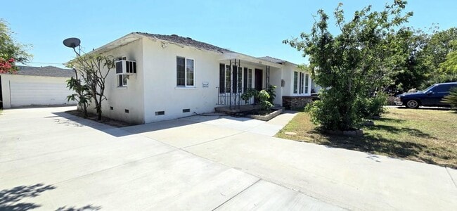 Building Photo - 9222 De Adalena St
