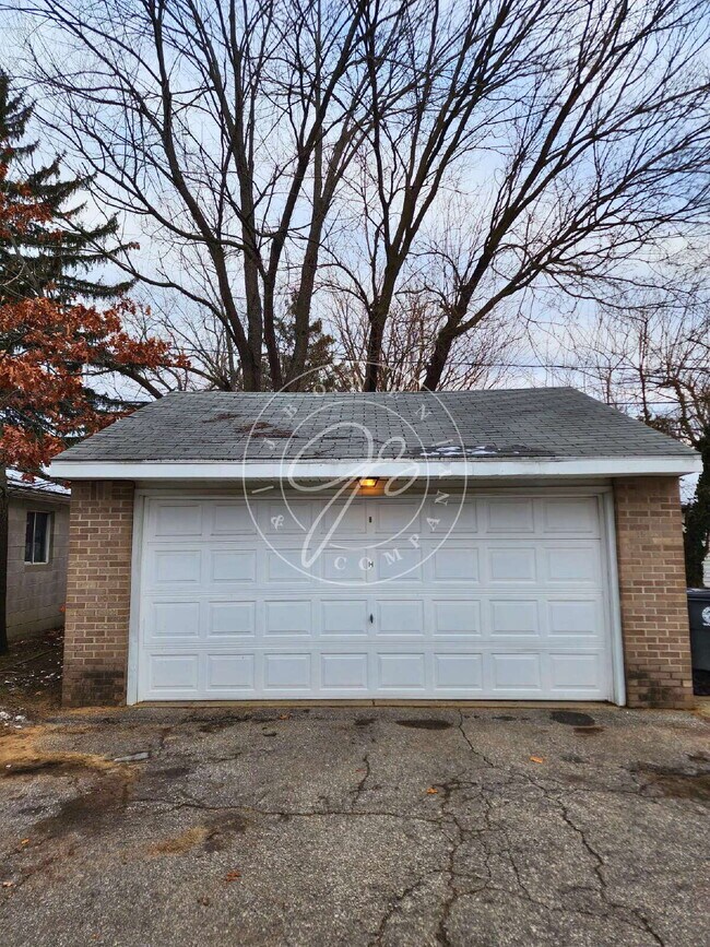 Building Photo - Sylvania Schools! Spacious 2-story, 3-bedroom, 2-bath home offering over 1,200 sq. ft. of living ...