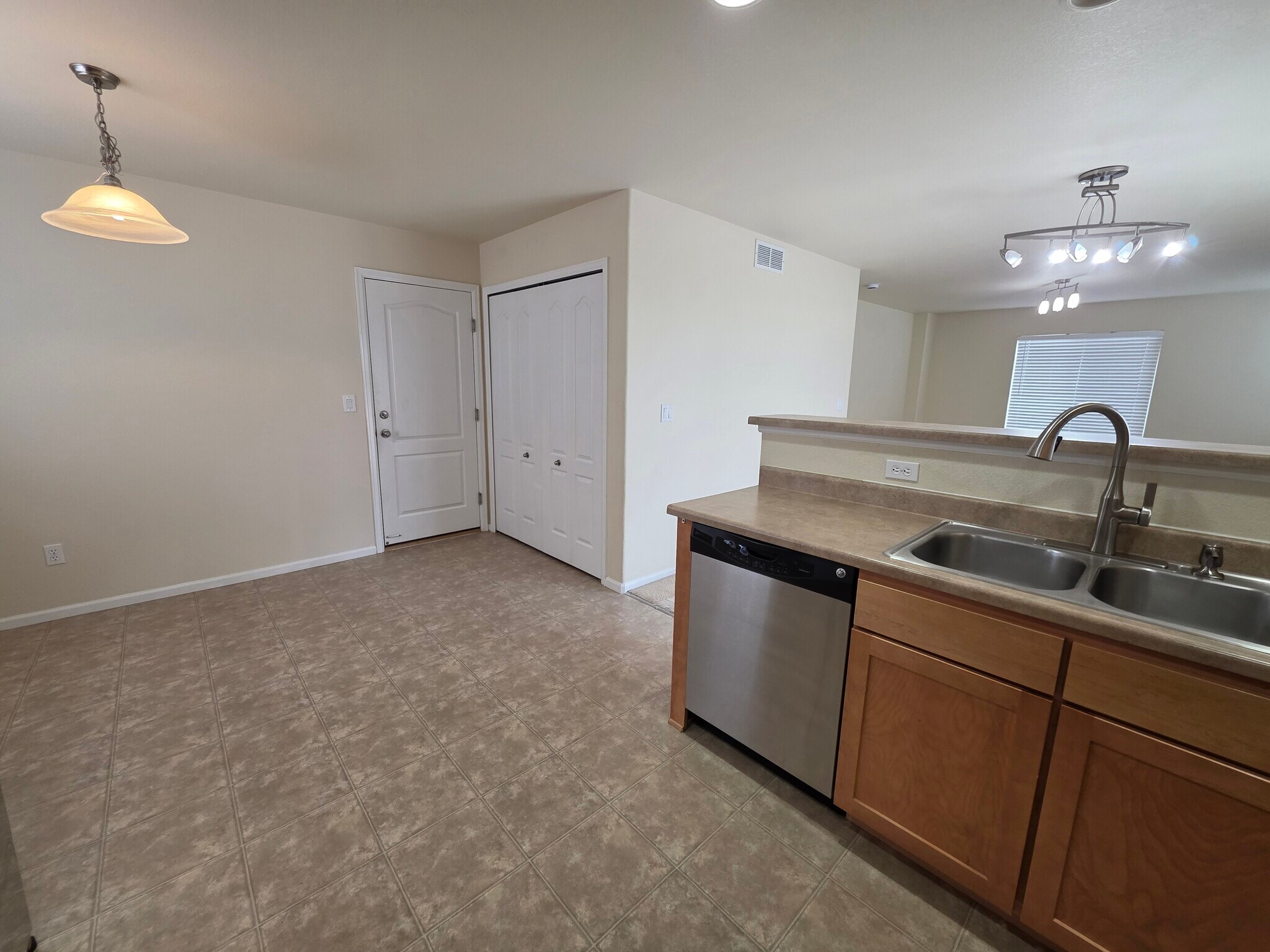Building Photo - 874 Diamond Rim Dr
