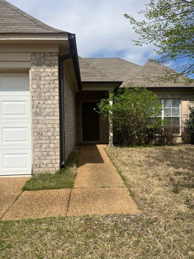 Building Photo - Remodeled beautiful 3 bd 2 bath located in...