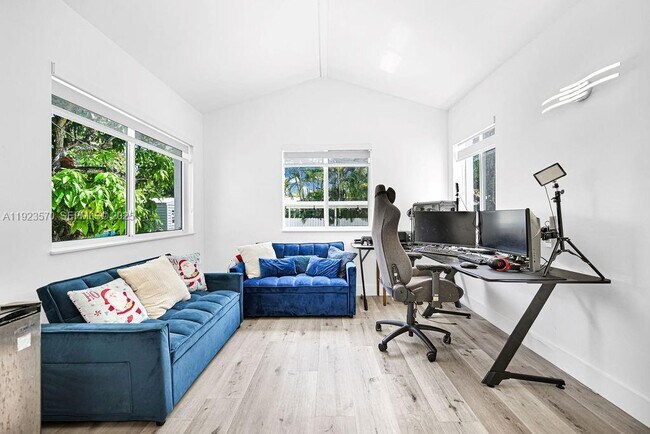 Building Photo - 876 NE 81st St