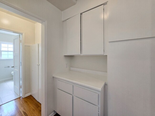Building Photo - Charming Studio - Prime Los Feliz Location!