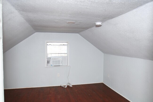 Building Photo - 527 W 6th St