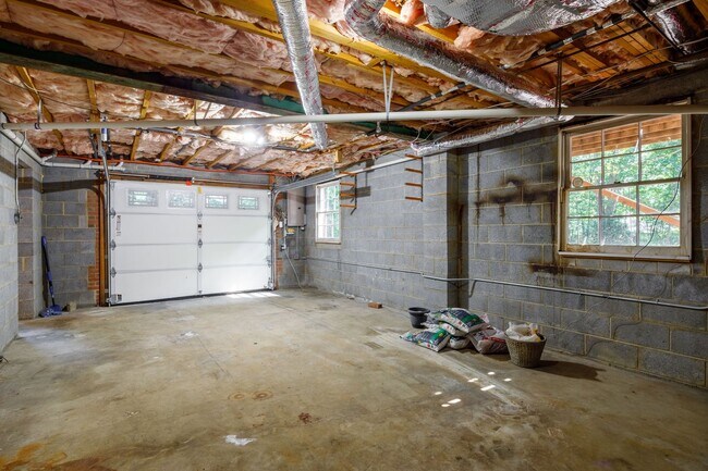Building Photo - 2401 Scarsborough Dr