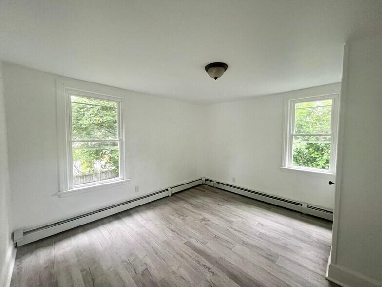 Building Photo - 236 Willetts Ave