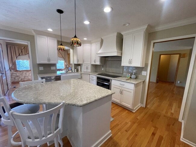 Building Photo - Home For Rent Bellevue.