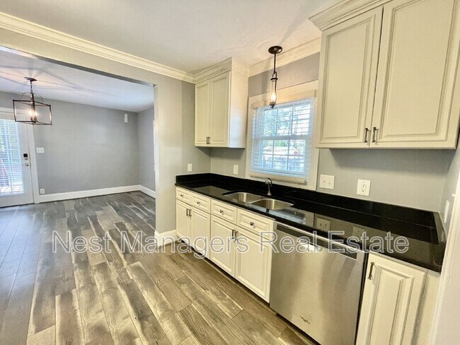 Building Photo - 228 Pinecrest Dr